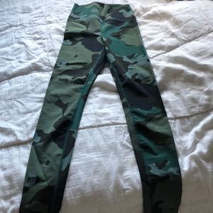 Carbon38 Camo leggings
